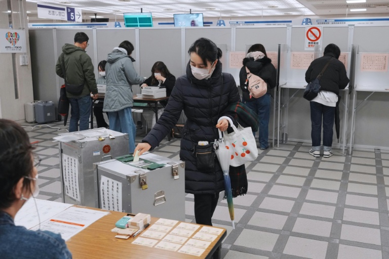 Des Japonais votent pour les élections législatives anticipées dans un bureau de vote de Tokyo, 8 février 2026
