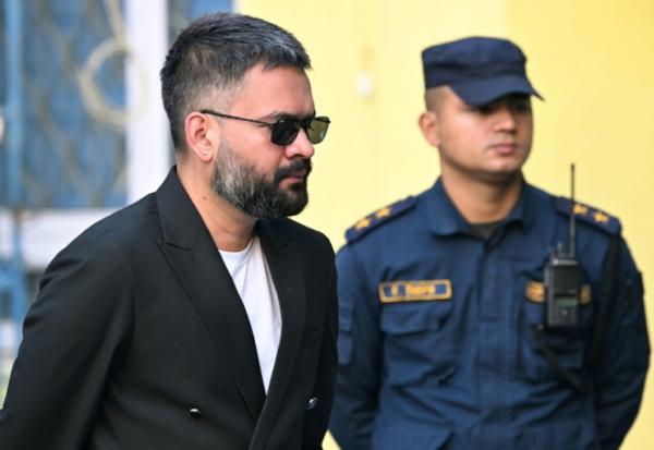 Le rappeur népalais Balendra Shah (à gauche) devenu maire de Katmandou, qui a remporté son duel contre l'ex-Premier ministre KP Sharma Oil aux législatives, vote le 5 mars 2026 dans la capitale népalaise
