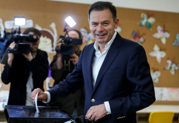 Le Premier ministre sortant, Luis Montenegro, vote lors des législatives, le 18 mai 2025 à Espiinho, au Portugal