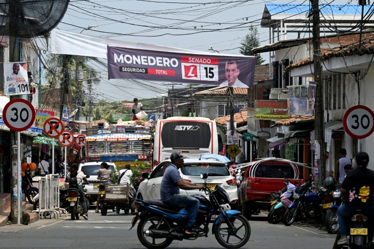 Bannières électorales dans la ville de Caloto, dans le département de Cauca, le 7 mars 2026, à la veille des législatives en Colombie
