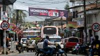 Bannières électorales dans la ville de Caloto, dans le département de Cauca, le 7 mars 2026, à la veille des législatives en Colombie
