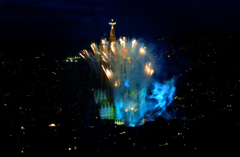 Des feux d'artifice tirés lors de l'inauguration de la tour Jésus-Christ par le pape Léon XIV à la basilique de la Sagrada Familia, le 10 juin 2026 à Barcelone, en Espagne
