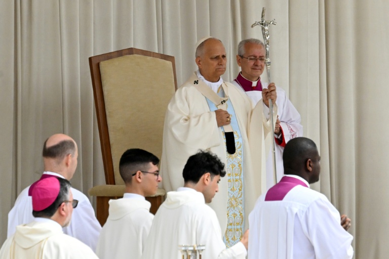 Le pape Léon XIV célèbre une messe dans le cadre de sa visite pastorale à Pompéi, dans le sud de l'Italie, le 8 mai 2026 