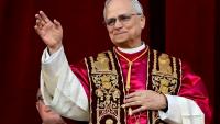Le pape Léon XIV salue la foule, le 9 mai 2025 au Vatican