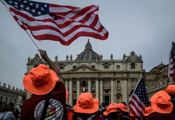 Des drapeaux américains lors de la prière Regina Caeli du pape Léon XIV place Saint-Pierre au Vatican, le 11 mai 2025