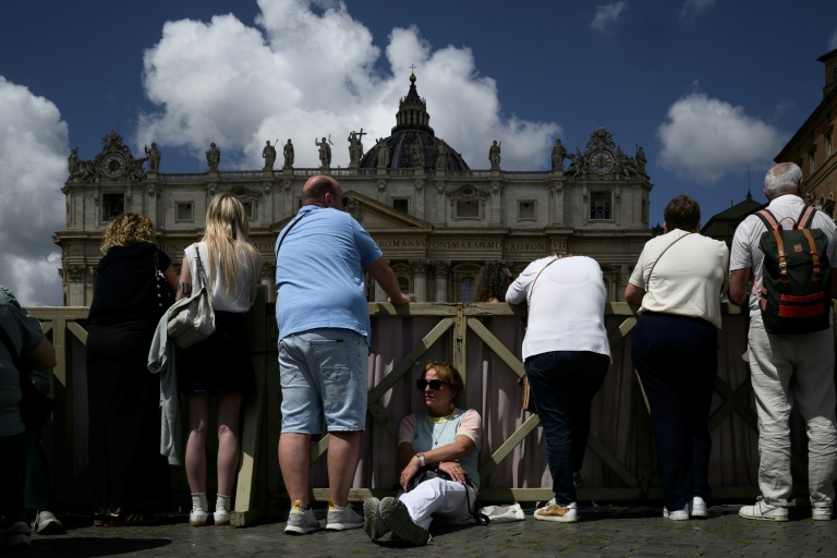 Des touristes place Saint-Pierre, au Vatican, durant le conclave, le 8 mai 2025