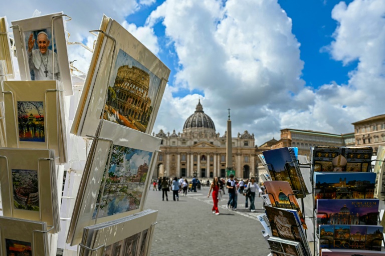 Un boutique de souvenirs et de cartes postales place Saint-Pierre au Vatican, le 5 mai 2025