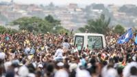 Le pape Léon XIV (C) salue la foule depuis la papamobile à son arrivée à l'aéroport de Yaoundé Ville, au sixième jour d'un voyage apostolique de 11 jours en Afrique, le 18 avril 2026.