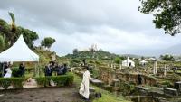 Le pape Léon XIV (à gauche) prie lors d’une visite sur le site archéologique d’Hippone, à Annaba, le 14 avril 2026