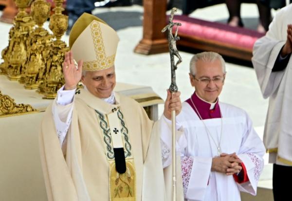 Le pape Léon XIV salue la foule de fidèle après une messe pour le début de son pontificat, place Saint-Pierre au Vatican, le 18 mai 2025
