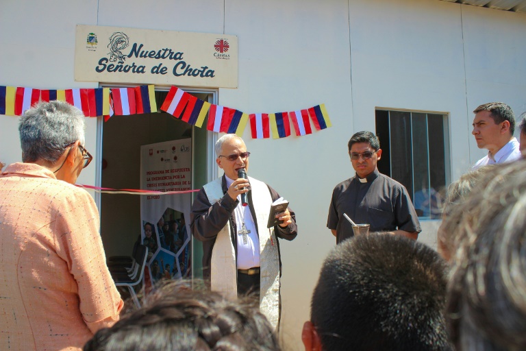 Photo du 25 juillet 2019 publiée par Caritas Chiclayo montrant Robert Francis Prevost, à l'époque évêque de Chiclayo, lors de l'inauguration de la salle à manger communautaire Nuestra Senora de Chota, au Pérou
