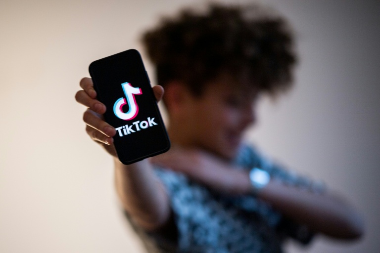 Un adolescent avec Tik Tok sur son téléphone, le  21 janvier 2021 à Nantes