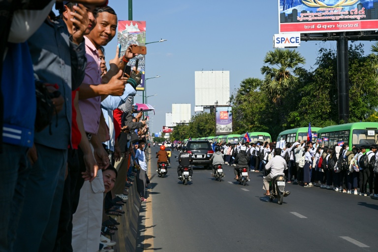 Des Cambodgiens accueillent des soldats capturés par la Thaïlande en juillet, alors qu'un convoi quitte l'ancien aéroport international de Phnom Penh, le 31 décembre 2025
