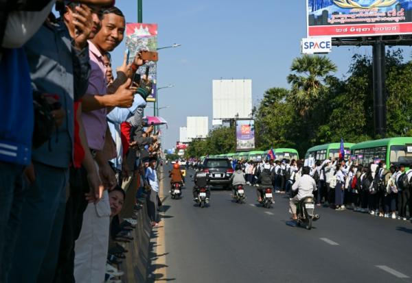 Des Cambodgiens accueillent des soldats capturés par la Thaïlande en juillet, alors qu'un convoi quitte l'ancien aéroport international de Phnom Penh, le 31 décembre 2025