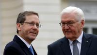 Le président allemand Frank-Walter Steinmeier (d) accueille son homologue israélien Isaac Herzog au palais présidentiel de Bellevue, à Berlin, le 16 février 2024