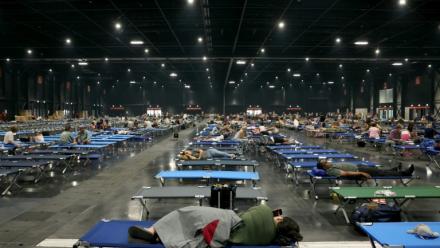 Des habitants locaux se reposent au Parc des Expositions de Bordeaux après avoir été évacués en raison des incendies de forêt dans la région, à Bordeaux, le 25 juillet 2026