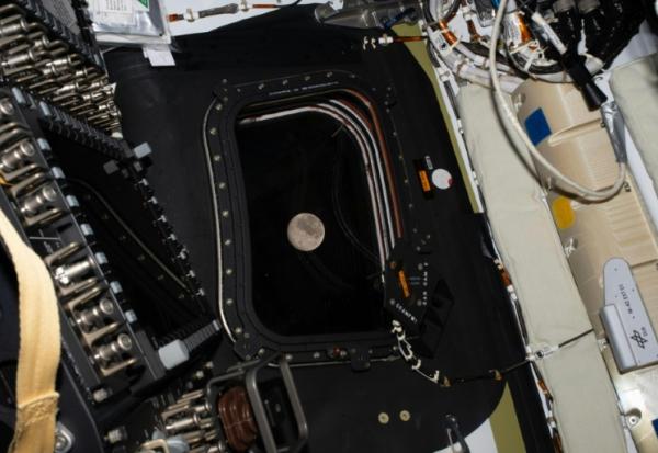 Photo prise par un membre d'équipage d'Artemis 2 et diffusée par la Nasa, montrant la Lune à travers un hublot du vaisseau spatial Orion, le 6 avril 2026