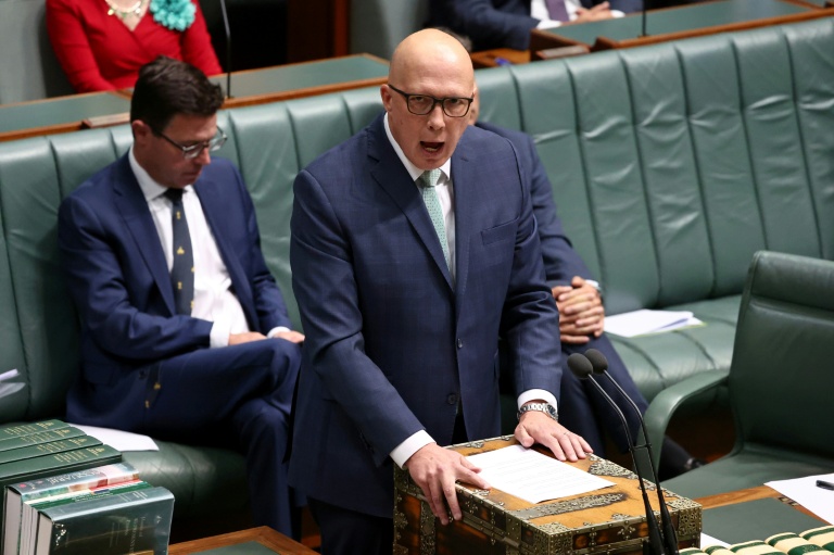 Le chef de l'opposition australienne Peter Dutton, du Parti libéral, s'exprime au sein de la Chambre des représentants, le 16 octobre 2023 à Canberra