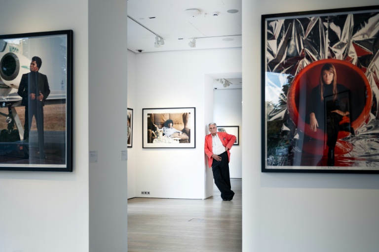 Jean-Marie Perier pose devant son exposition de photos à Paris le 30 juin 2026