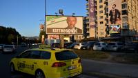 Des affiches électorales de divers partis et candidats bordent les rues de Sarajevo, le 30 septembre 2026, à quelques jours des élections générales