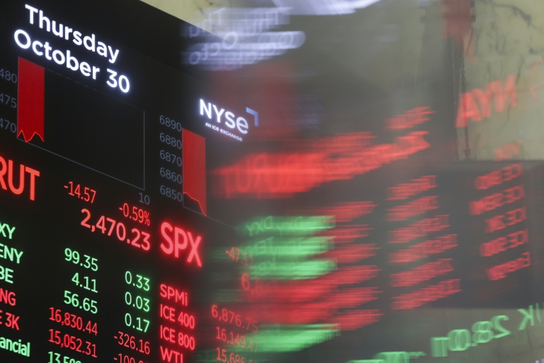 Un écran à la Bourse de New York, le 30 octobre 2025