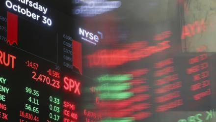 Un écran à la Bourse de New York, le 30 octobre 2025