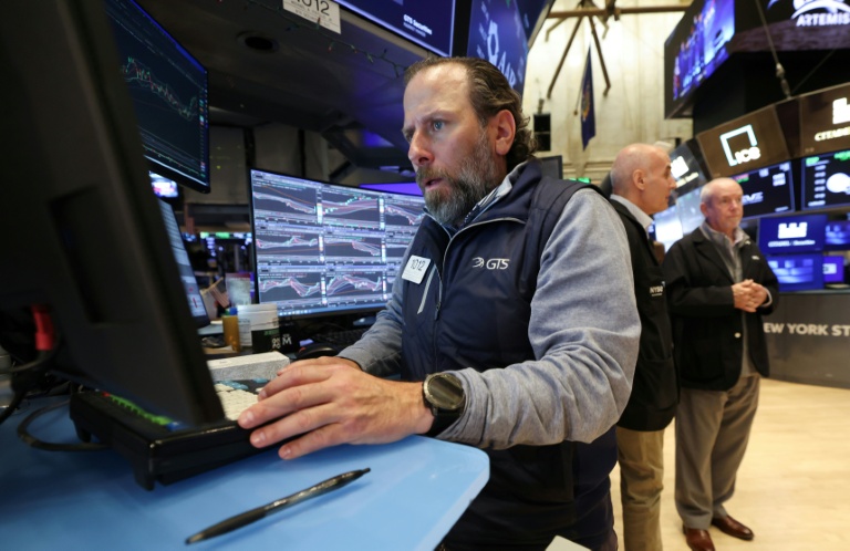 Des courtiers sur le parquet de la Bourse de New York (NYSE) lors de l'ouverture de la séance, à New York, le 30 avril 2026