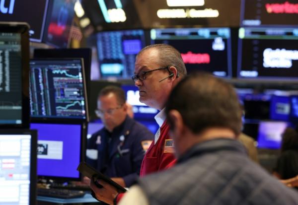 Des traders à la Bourse de New York le 30 juin 2025