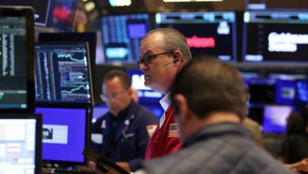 Des traders à la Bourse de New York le 30 juin 2025