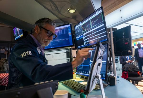 Trader sur le parquet du New York Stock Exchange (NYSE) le 7 novembre 2025
