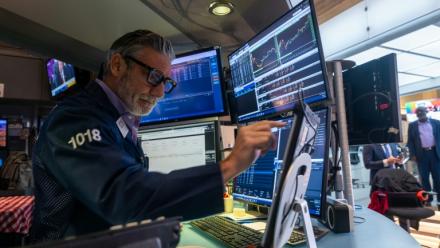 Trader sur le parquet du New York Stock Exchange (NYSE) le 7 novembre 2025