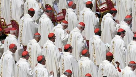 Des cardinaux lors d'une messe après les funérailles du pape François, le 27 avril 2025 sur la place Saint-Pierre, au Vatican