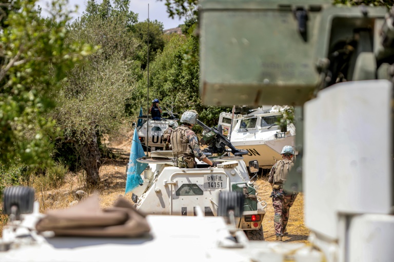 Des soldats de la Force intérimaire des Nations Unies au Liban (Finul) patrouillent en véhicules blindés sur une position anciennement détenue par le mouvement chiite pro-iranien Hezbollah, dans la vallée de Khraibeh à el-Meri, dans le sud du Liban, le 27 août 2025