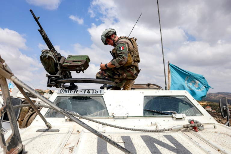 Un soldat français de la Force intérimaire des Nations unies au Liban (Finul) en patrouille dans le village de Kfar Kila, dans le sud du Liban, près de la frontière avec le nord d'Israël, le 27 août 2025