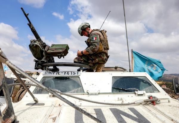 Un soldat français de la Force intérimaire des Nations unies au Liban (Finul) en patrouille dans le village de Kfar Kila, dans le sud du Liban, près de la frontière avec le nord d'Israël, le 27 août 2025