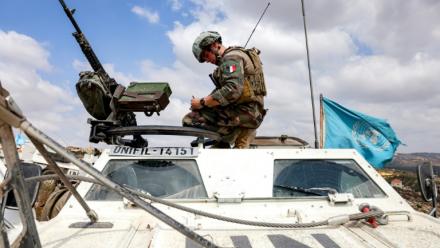 Un soldat français de la Force intérimaire des Nations unies au Liban (Finul) en patrouille dans le village de Kfar Kila, dans le sud du Liban, près de la frontière avec le nord d'Israël, le 27 août 2025