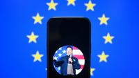 Montage photo d'Elon Musk et d'un drapeau de l'Union européenne, créé à Bruxelles, le 7 janvier 2025