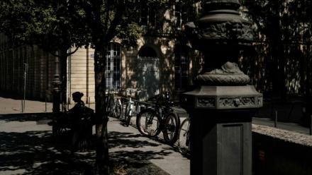Une femme assise sur un banc à l'ombre à Bordeaux, le 6 juillet 2026 lors d'une vague de chaleur en France