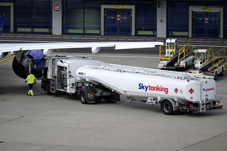 Du carburant pour avion est transporté par un camion-citerne à l'aéroport de Düsseldorf, le 21 mai 2026 en Allemagne