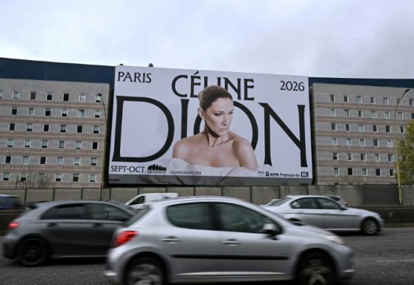 Une affiche annonçant les dates des prochains concerts de la chanteuse canadienne Céline Dion sur la façade d'un hôtel surplombant le boulevard périphérique à la porte de Saint-Ouen, dans le nord de Paris, le 31 mars 2026