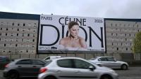 Une affiche annonçant les dates des prochains concerts de la chanteuse canadienne Céline Dion sur la façade d'un hôtel surplombant le boulevard périphérique à la porte de Saint-Ouen, dans le nord de Paris, le 31 mars 2026