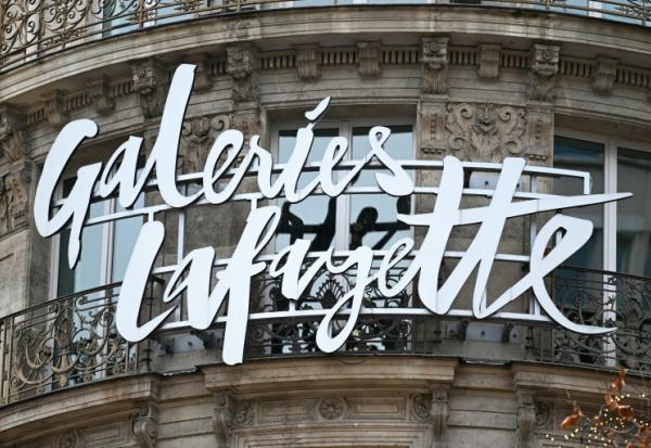 Aux Galeries Lafayette à Paris, ce lundi après-midi, le rez-de-chaussée fourmille de clients
