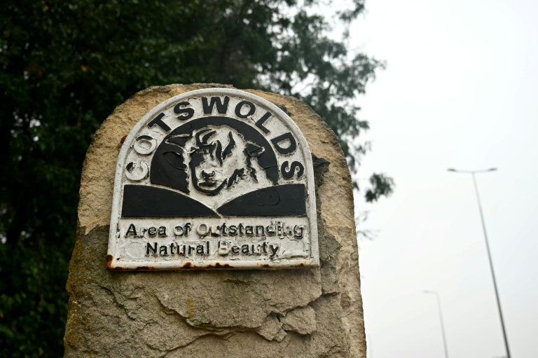 Un panneau indiquant les Cotswolds est photographié à Chipping Norton (Royaume-Uni), au nord-ouest de Londres, le 27 août 2026