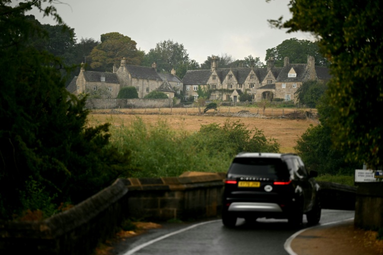 Une voiture circule sur une route de campagne à Burford, dans la région des Cotswolds (Royaume-Uni), au nord-ouest de Londres, le 27 août 2026