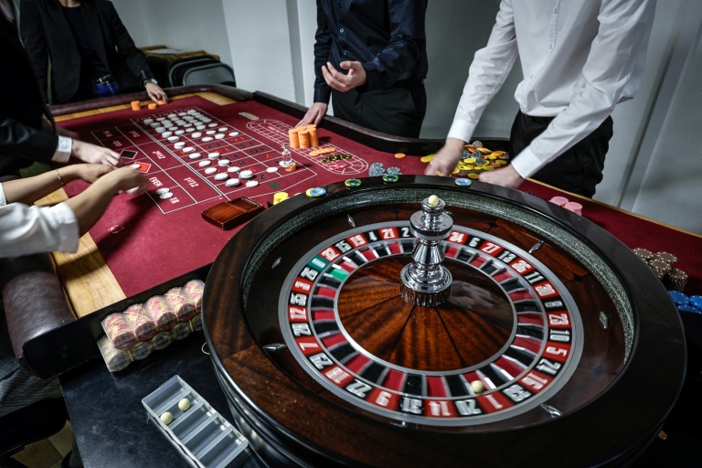 Des apprentis croupiers lors d'une session d'entraînement à l'école 