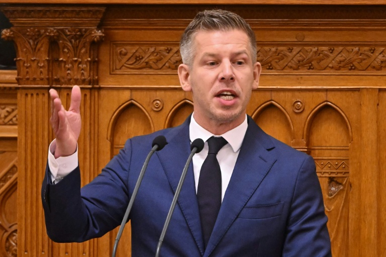 Le Premier ministre hongrois Peter Magyar prononce un discours au Parlement à Budapest, le 15 juin 2026