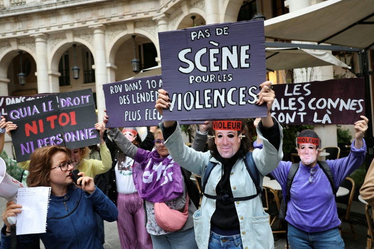 Manifestation du collectif féministe Nous Toutes contre une pièce où joue Patrick Bruel  devant le théâtre Edouard VII à Paris le 3 juin 2026