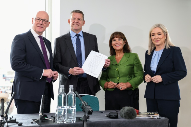 De gauche à doite le Premier ministre écossais John Swinney, le Premier ministre gallois Rhun ap Iorwerth, la présidente du Sinn Féin nord-irlandais Mary Lou McDonald et la Première ministre nord-irlandaise Michelle O'Neill, à Cardiff, au pays de Galles, le 14 septembre 2026