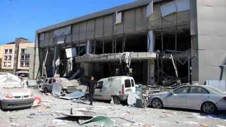 Un habitant inspecte les dégâts sur le site d'une frappe israélienne à Tyr, dans le sud du Liban, le 5 juin 2026
