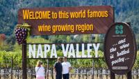 Des touristes devant un vignoble à Yountville, dans la Napa Valley, en Californie, le 5 octobre 2026